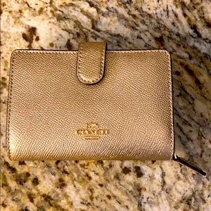 Coach wallet metallic pale gold